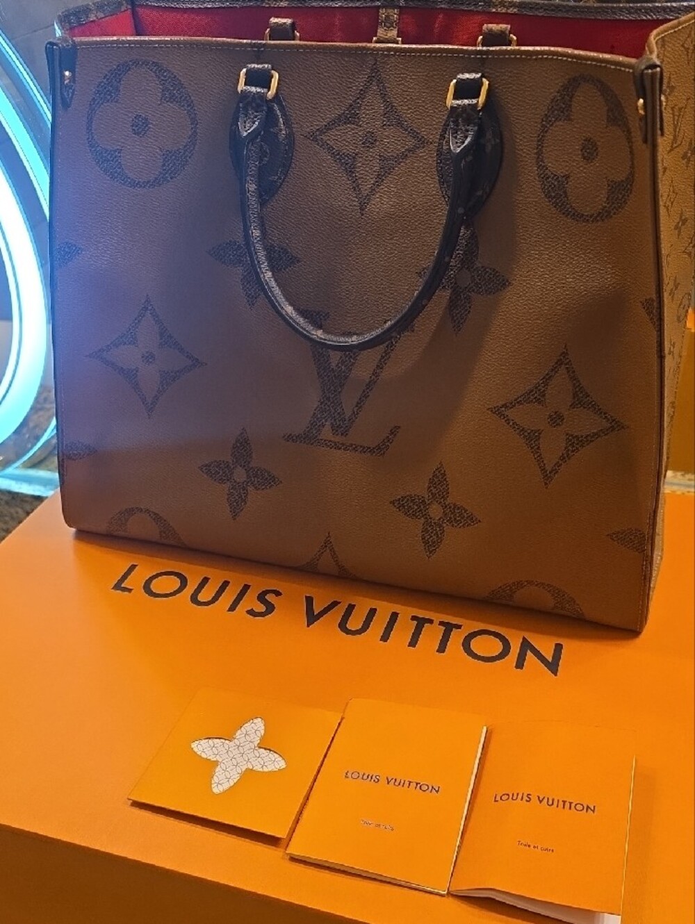 Louis Vuitton Large Monogram Canvas Tote Shoulder Bag in Brown and Tan. - Picture 4 of 16